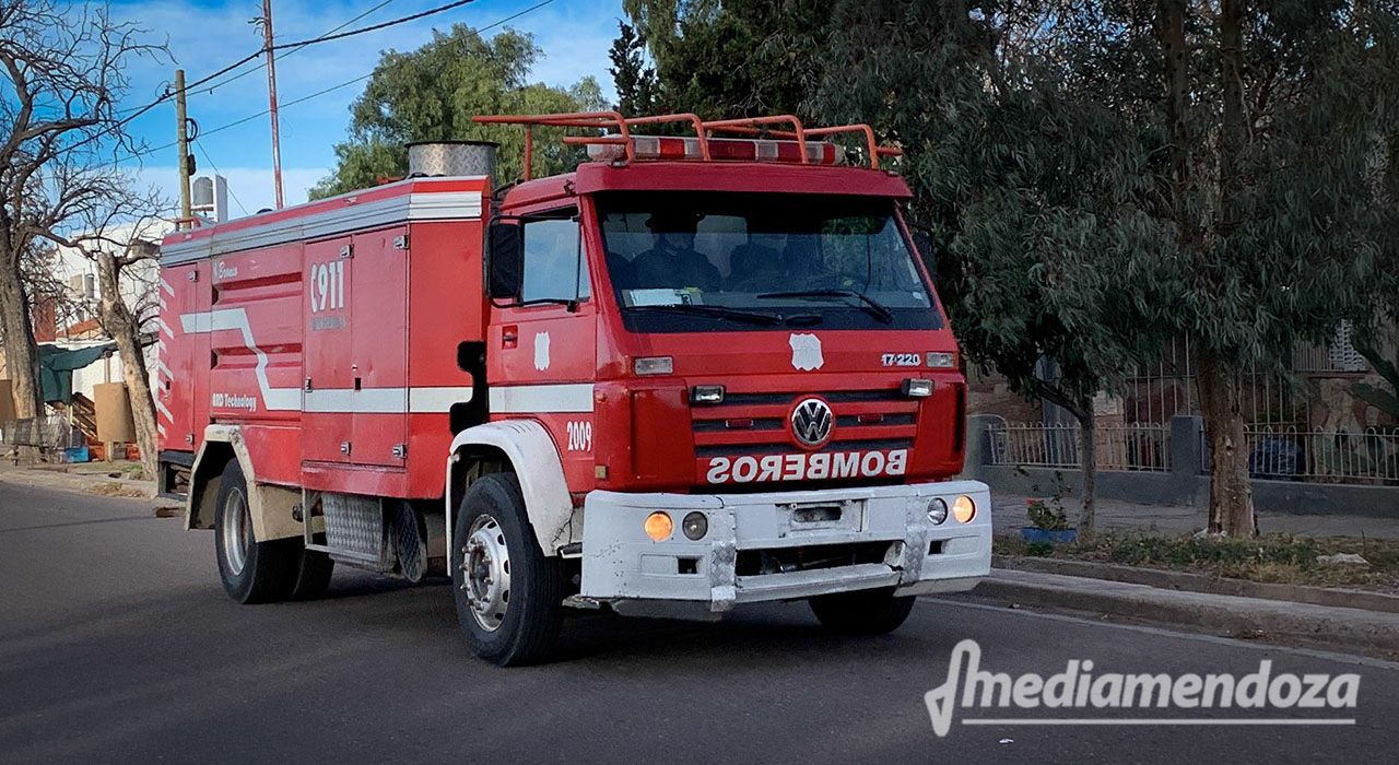 Se incendió una vivienda y sus ocupantes fueron trasladados al hospital